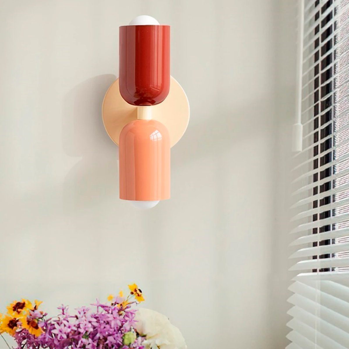 "Elegante Scandinavisch ontworpen wandlamp met LED, verkrijgbaar in meerdere kleuren voor warmte en stijl in elk interieur."