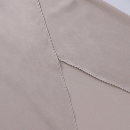 "Elegante Seraphina maxi jurk in zwart, lange vloeiende lijnen, flatterende pasvorm, perfect voor speciale gelegenheden."