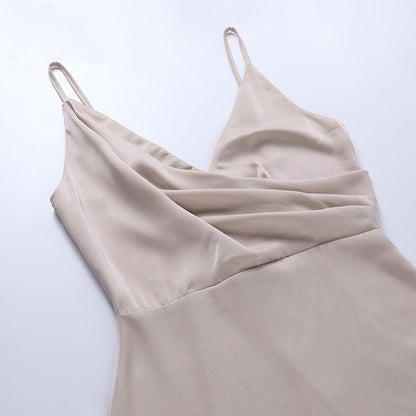 "Elegante Seraphina maxi jurk in zwart, lange vloeiende lijnen, flatterende pasvorm, perfect voor speciale gelegenheden."