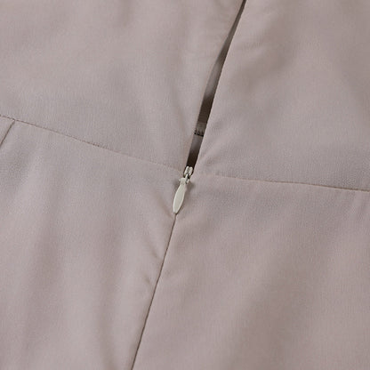 "Elegante Seraphina maxi jurk in zwart, lange vloeiende lijnen, flatterende pasvorm, perfect voor speciale gelegenheden."