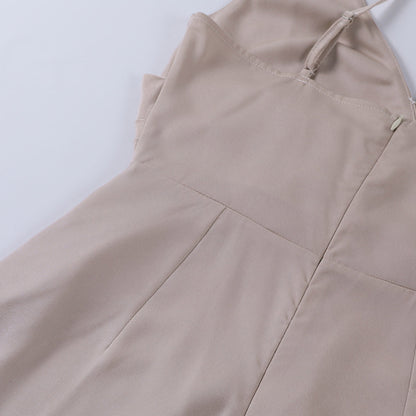"Elegante Seraphina maxi jurk in zwart, lange vloeiende lijnen, flatterende pasvorm, perfect voor speciale gelegenheden."