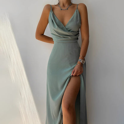 "Elegante Seraphina maxi jurk in zwart, lange vloeiende lijnen, flatterende pasvorm, perfect voor speciale gelegenheden."