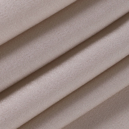 "Elegante Seraphina maxi jurk in zwart, lange vloeiende lijnen, flatterende pasvorm, perfect voor speciale gelegenheden."