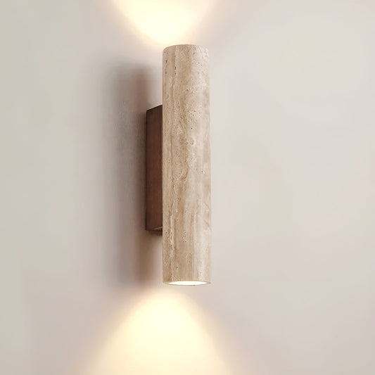 "Elegante travertin wandlamp met duurzaam LED, biedt warme gloed en verfijnde esthetiek voor elk interieur."