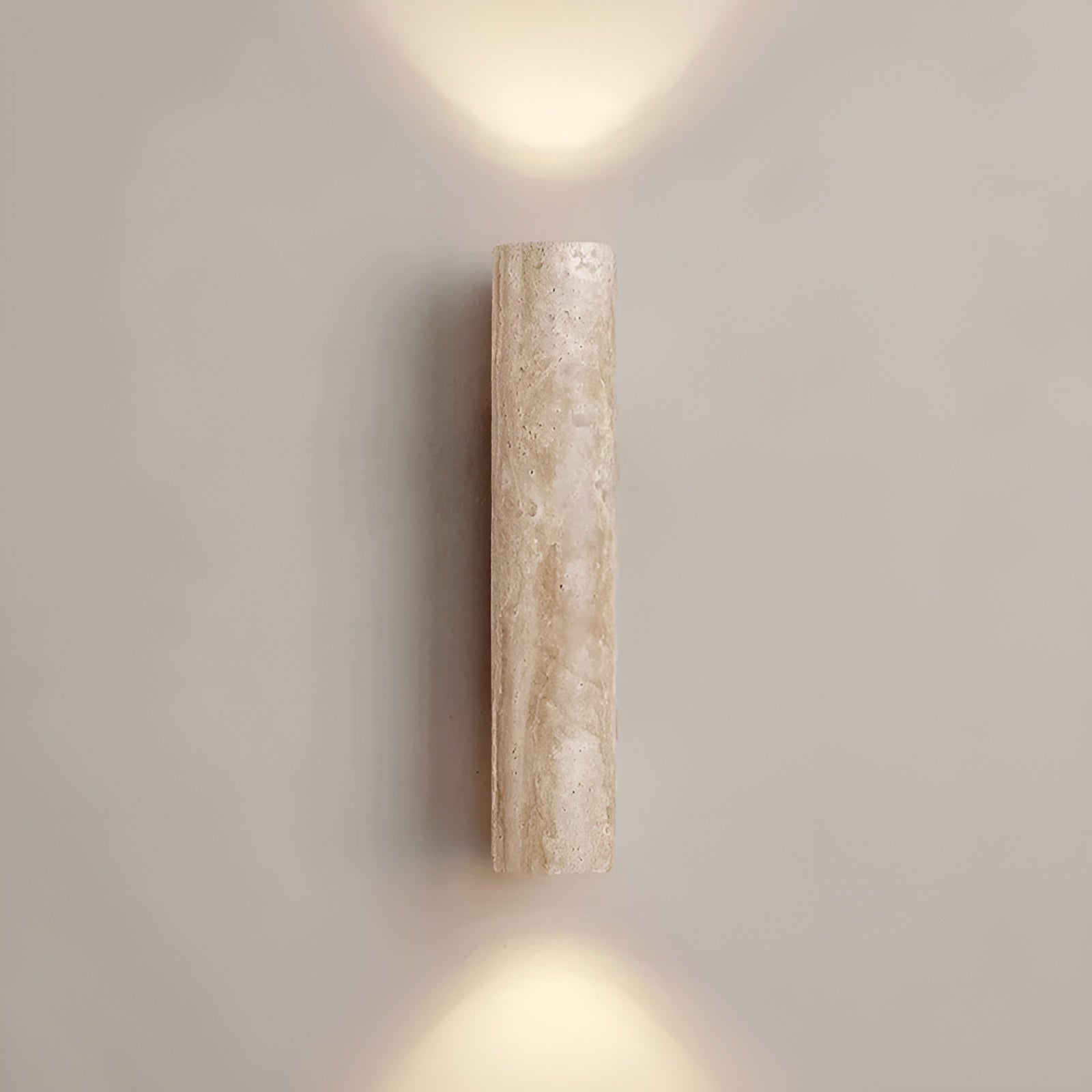 "Elegante travertin wandlamp met duurzaam LED, biedt warme gloed en verfijnde esthetiek voor elk interieur."
