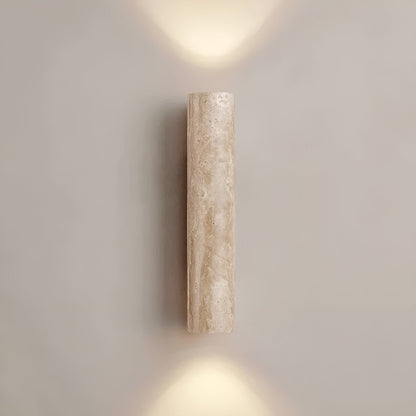 "Elegante travertin wandlamp met duurzaam LED, biedt warme gloed en verfijnde esthetiek voor elk interieur."