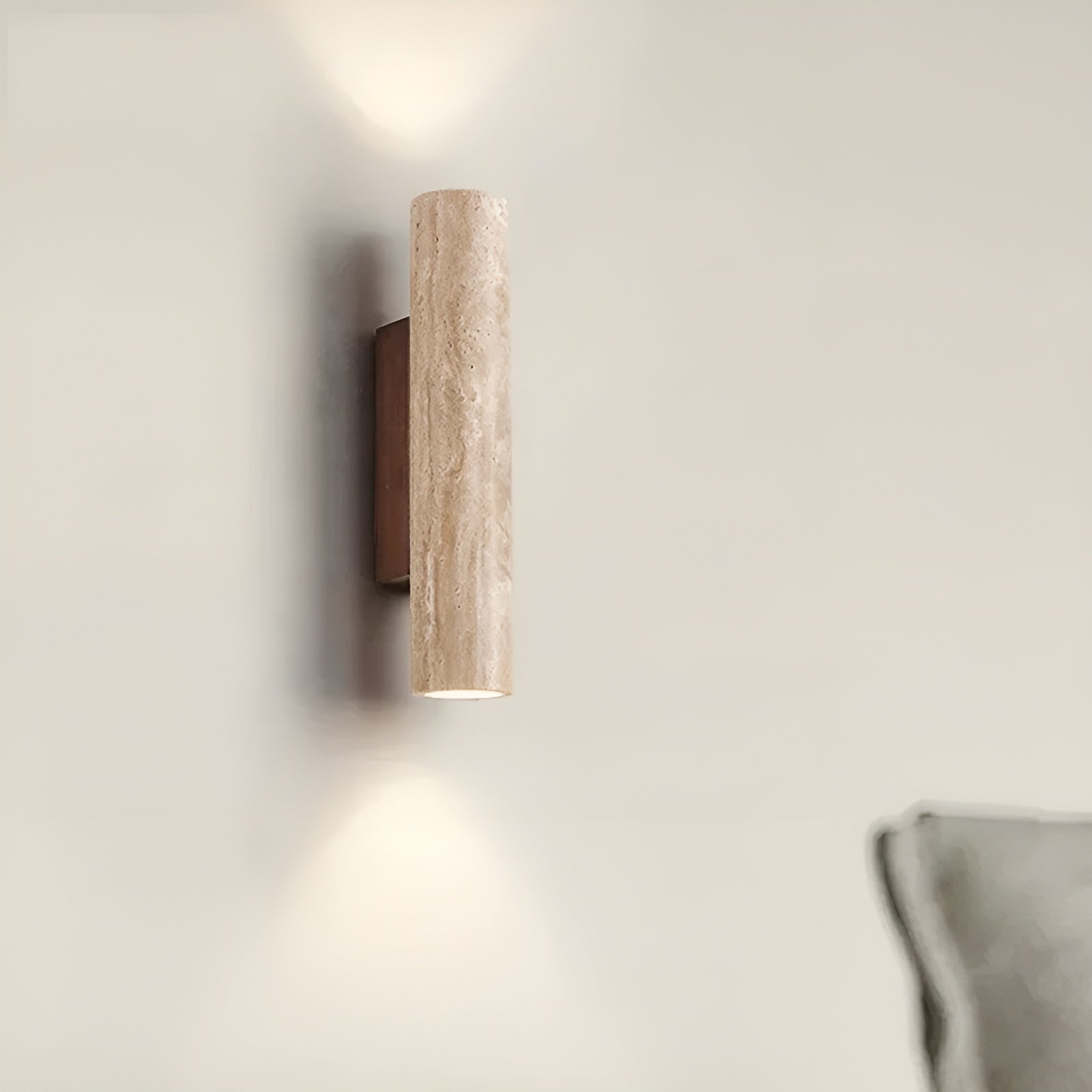 "Elegante travertin wandlamp met duurzaam LED, biedt warme gloed en verfijnde esthetiek voor elk interieur."