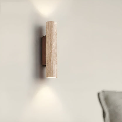 "Elegante travertin wandlamp met duurzaam LED, biedt warme gloed en verfijnde esthetiek voor elk interieur."