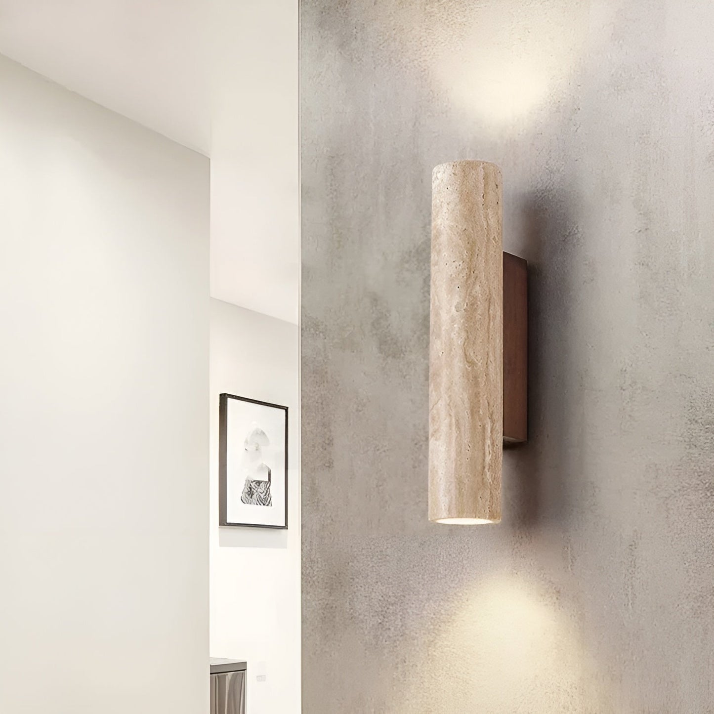 "Elegante travertin wandlamp met duurzaam LED, biedt warme gloed en verfijnde esthetiek voor elk interieur."