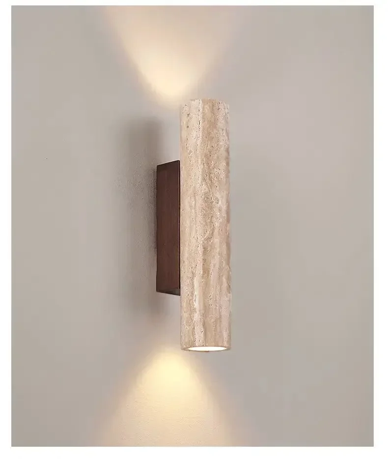 "Elegante travertin wandlamp met duurzaam LED, biedt warme gloed en verfijnde esthetiek voor elk interieur."