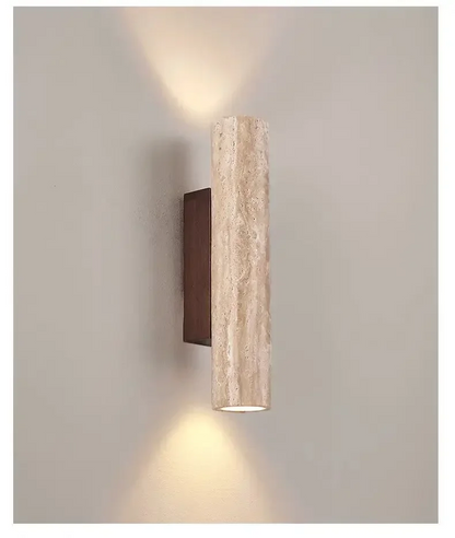 "Elegante travertin wandlamp met duurzaam LED, biedt warme gloed en verfijnde esthetiek voor elk interieur."