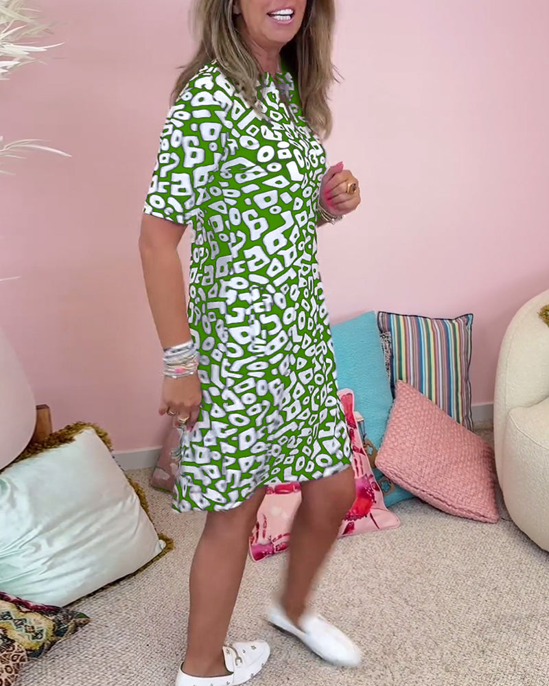 "Elegante V-hals zomerjurk voor dames, luchtig met trendy patronen, ideaal voor warme dagen met praktische zakken."