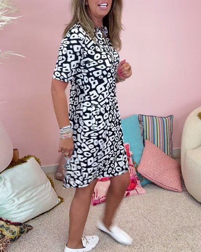 "Elegante V-hals zomerjurk voor dames, luchtig met trendy patronen, ideaal voor warme dagen met praktische zakken."