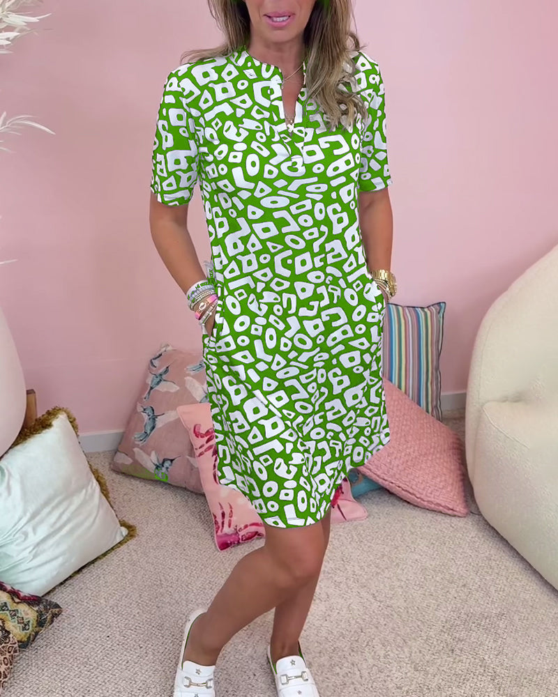 "Elegante V-hals zomerjurk voor dames, luchtig met trendy patronen, ideaal voor warme dagen met praktische zakken."