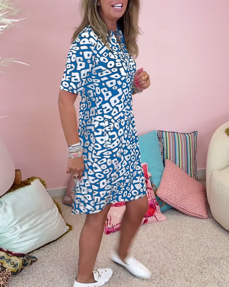 "Elegante V-hals zomerjurk voor dames, luchtig met trendy patronen, ideaal voor warme dagen met praktische zakken."