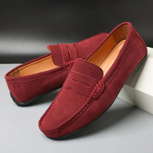 "Elegante Verona casual suède loafers voor heren, met zachte voering en flexibele zool in maroon en andere kleuren."