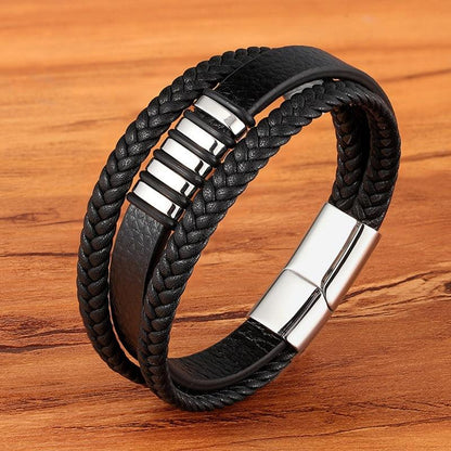 "Elegante verstelbare lederen armband met mannelijke uitstraling en magnetische sluiting, perfect voor moderne mannenstijl."