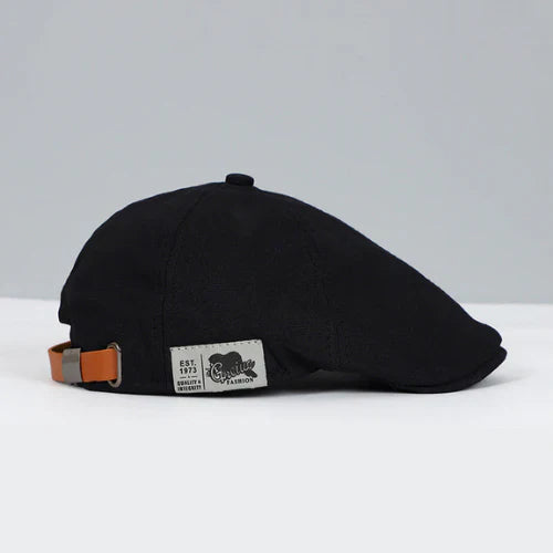 "Elegante verstelbare mannen baret in zwart, tijdloos ontwerp, voor stijlvolle en veelzijdige looks bij diverse gelegenheden.