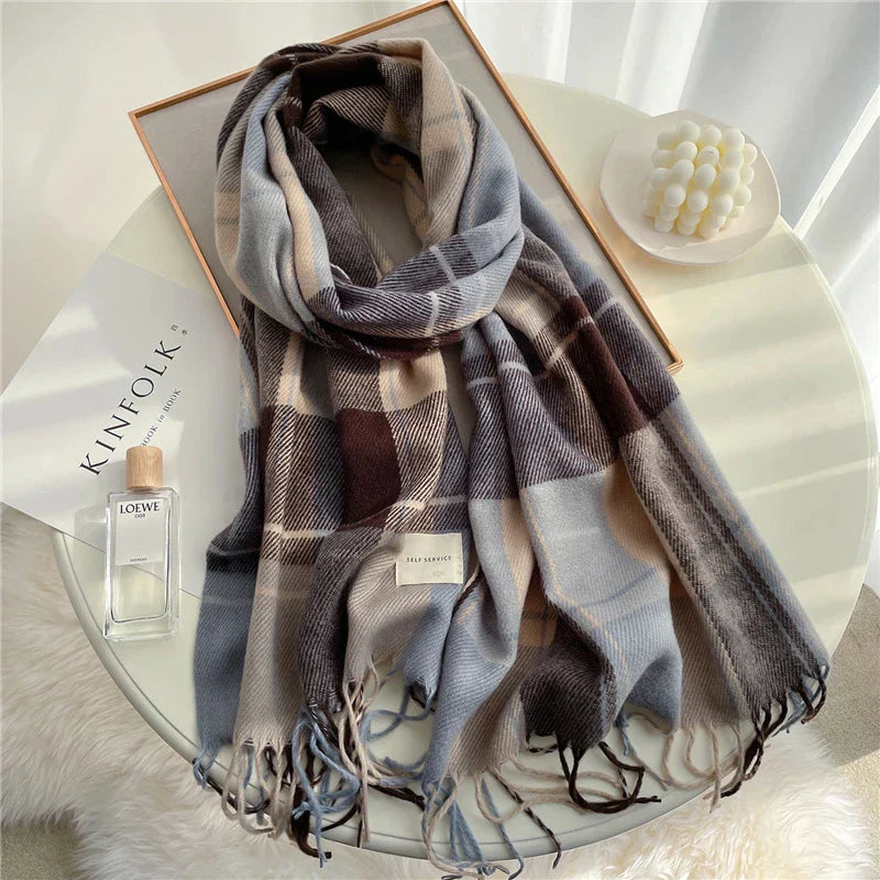 Elegante warme sjaal in blauwgrijs en khaki, met verfijnde patronen. Perfect winteraccessoire voor stijl en comfort.