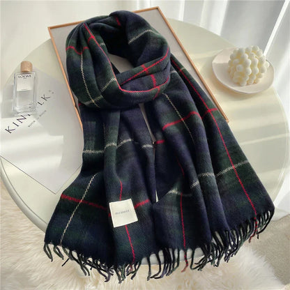 Elegante warme sjaal in blauwgrijs en khaki, met verfijnde patronen. Perfect winteraccessoire voor stijl en comfort.