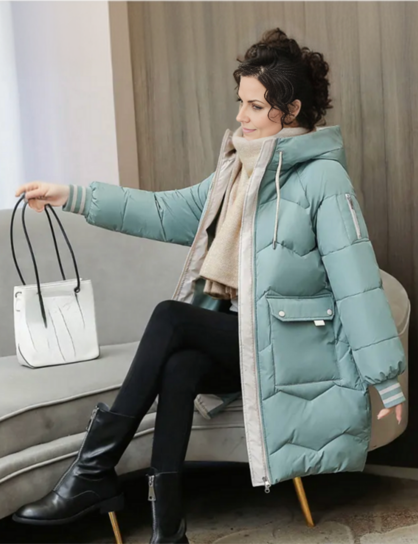 "Elegante winterparka met getailleerde snit en zachte kapuchon voor dames, ideale isolatie voor koude dagen."