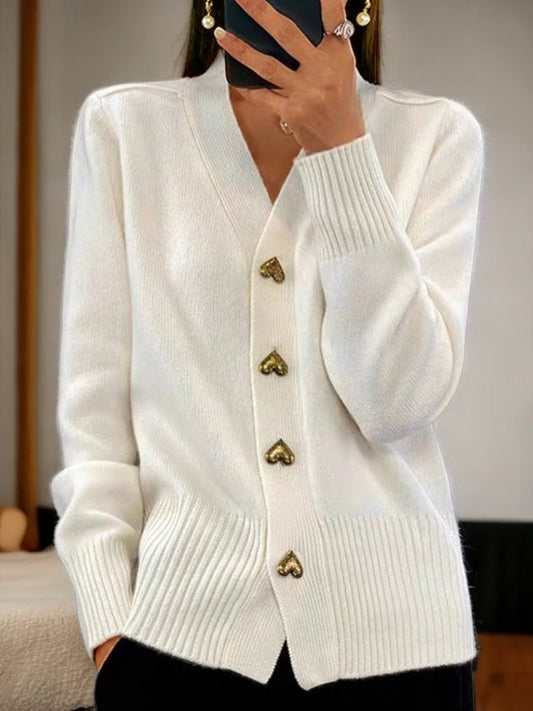 Elegante witte dames cardigan met gouden hartvormige knopen en ribgebreide boorden voor comfort en stijl.