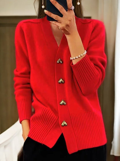 Elegante witte dames cardigan met gouden hartvormige knopen en ribgebreide boorden voor comfort en stijl.