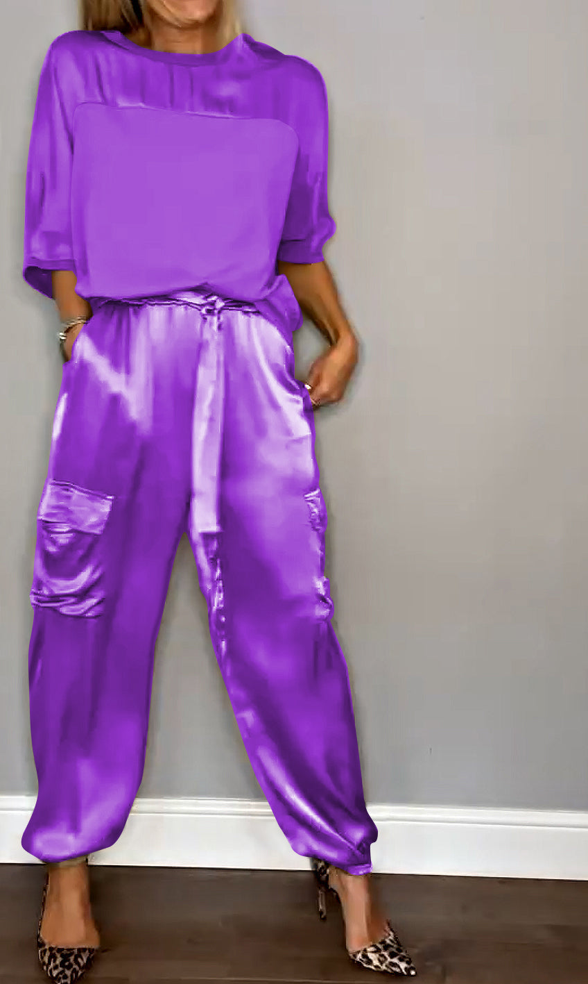 "Elegante zwarte dames set, inclusief blouse en rok, flatterende pasvorm met trendy design, perfect voor kantoor of uitje."