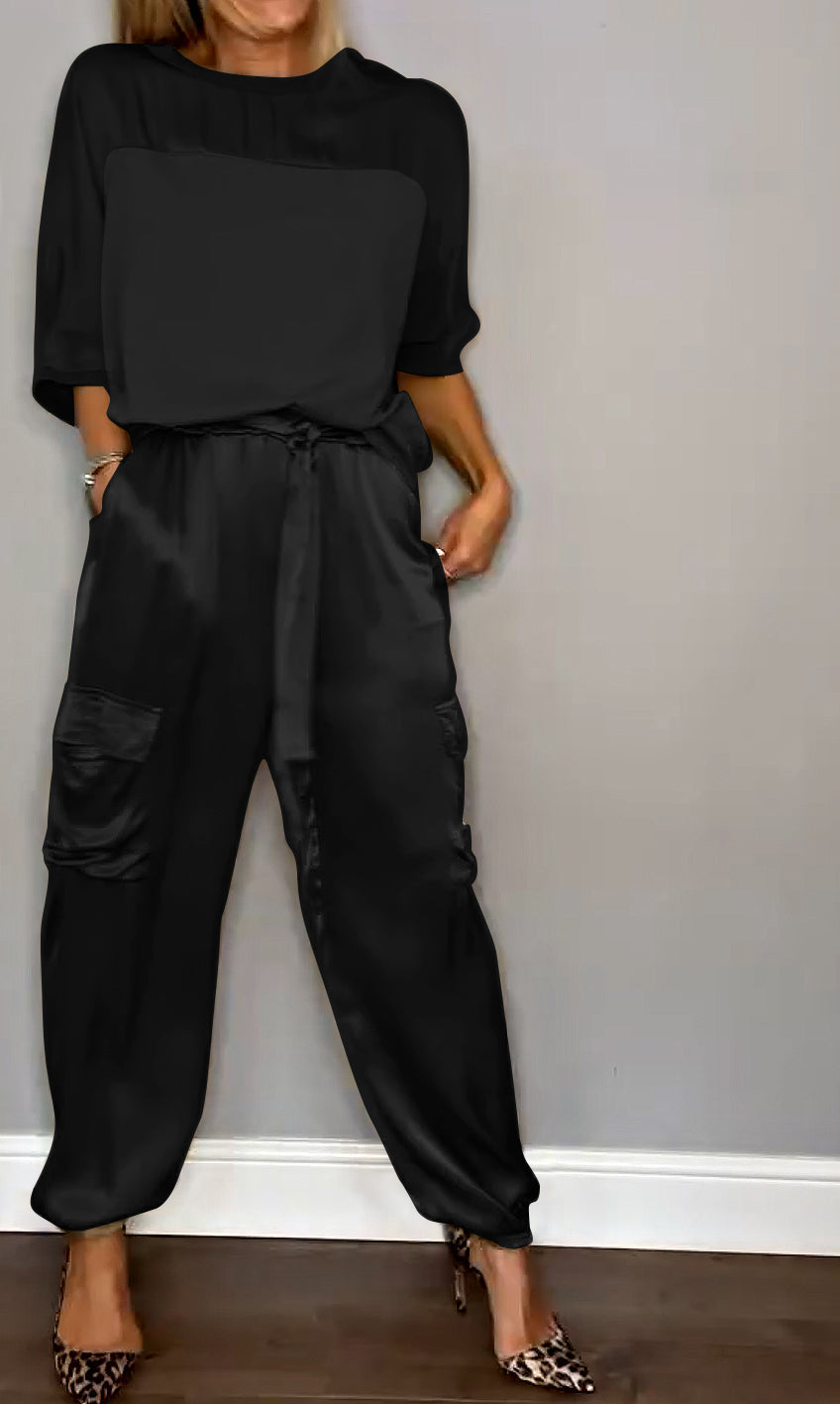 "Elegante zwarte dames set, inclusief blouse en rok, flatterende pasvorm met trendy design, perfect voor kantoor of uitje."