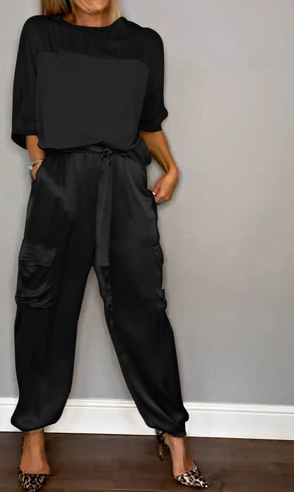 "Elegante zwarte dames set, inclusief blouse en rok, flatterende pasvorm met trendy design, perfect voor kantoor of uitje."