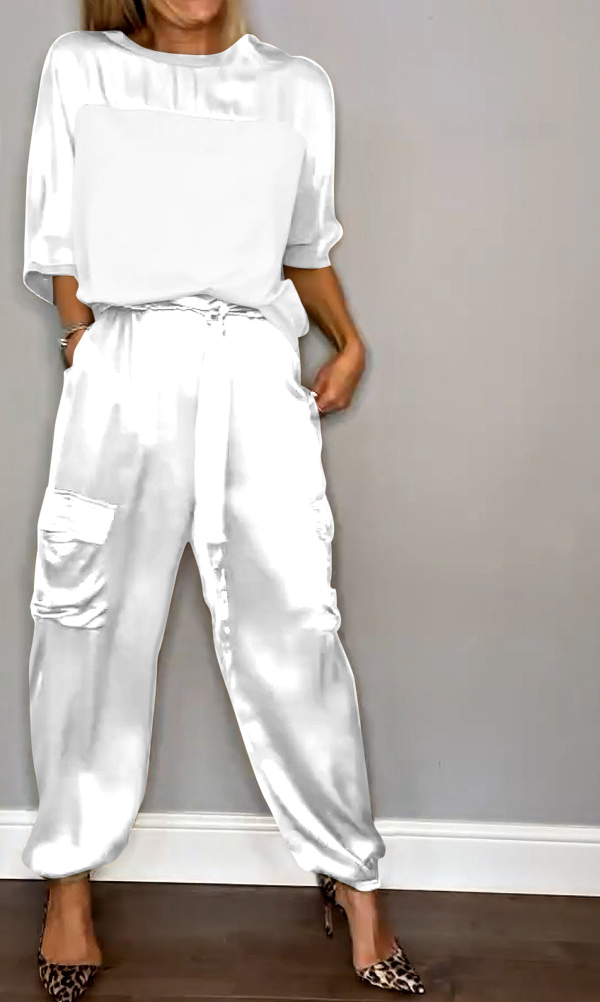 "Elegante zwarte dames set, inclusief blouse en rok, flatterende pasvorm met trendy design, perfect voor kantoor of uitje."