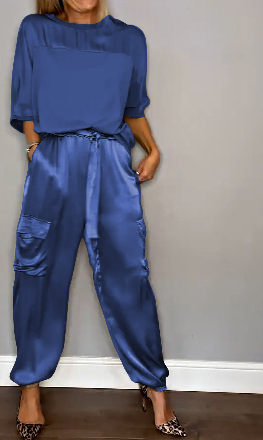 "Elegante zwarte dames set, inclusief blouse en rok, flatterende pasvorm met trendy design, perfect voor kantoor of uitje."