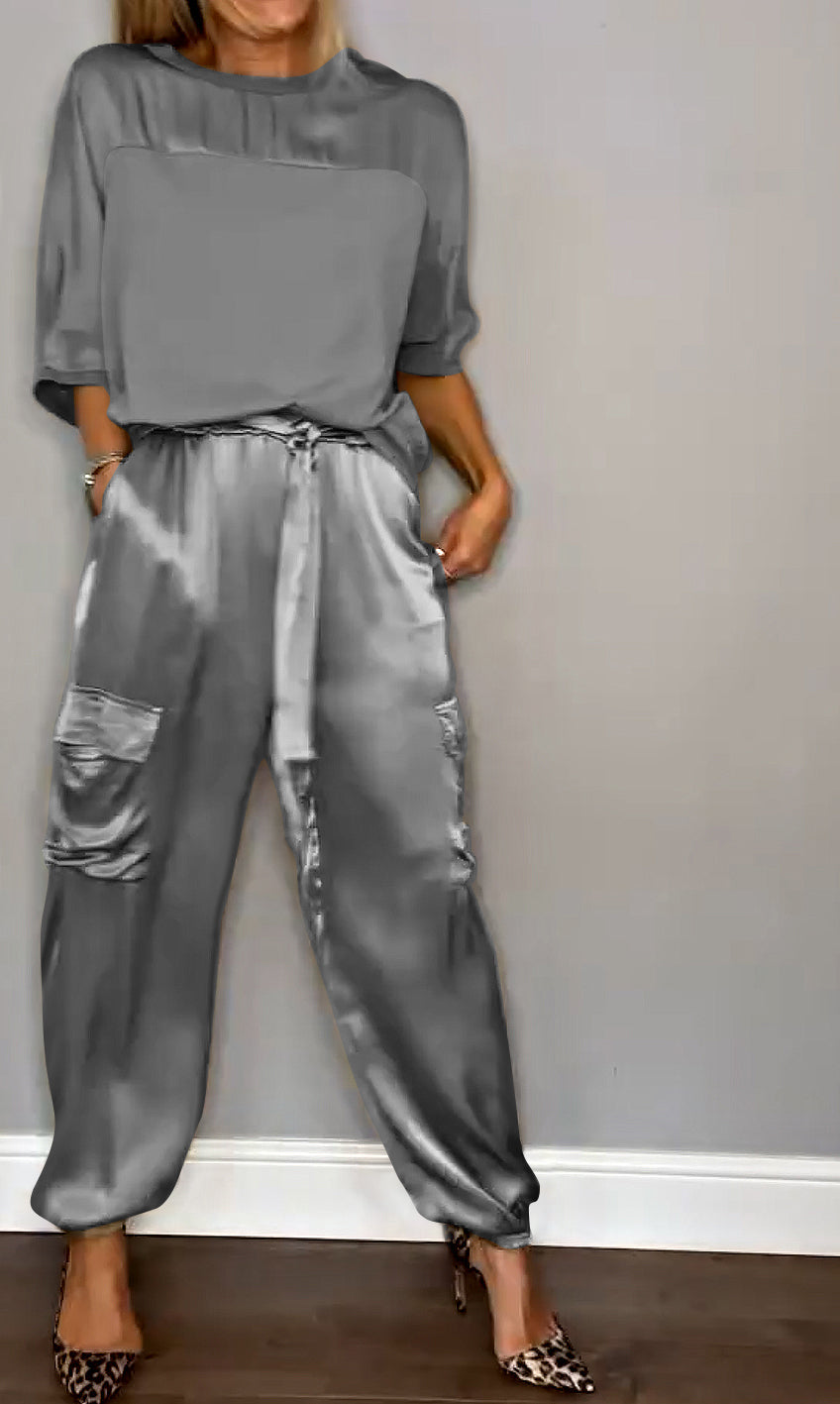 "Elegante zwarte dames set, inclusief blouse en rok, flatterende pasvorm met trendy design, perfect voor kantoor of uitje."
