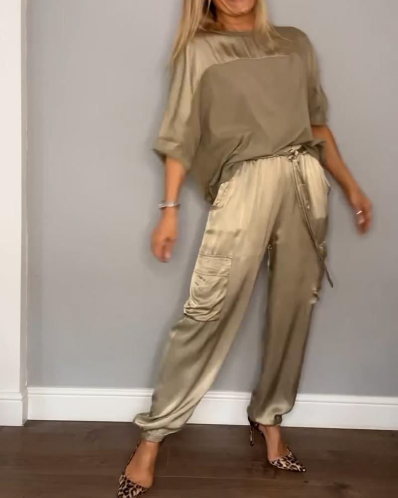 "Elegante zwarte dames set, inclusief blouse en rok, flatterende pasvorm met trendy design, perfect voor kantoor of uitje."
