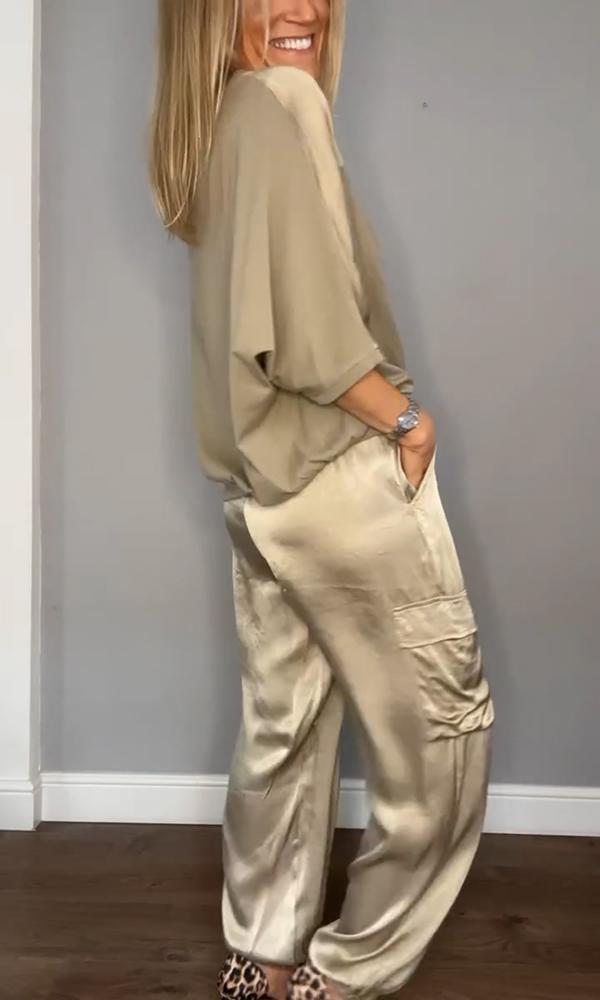 "Elegante zwarte dames set, inclusief blouse en rok, flatterende pasvorm met trendy design, perfect voor kantoor of uitje."