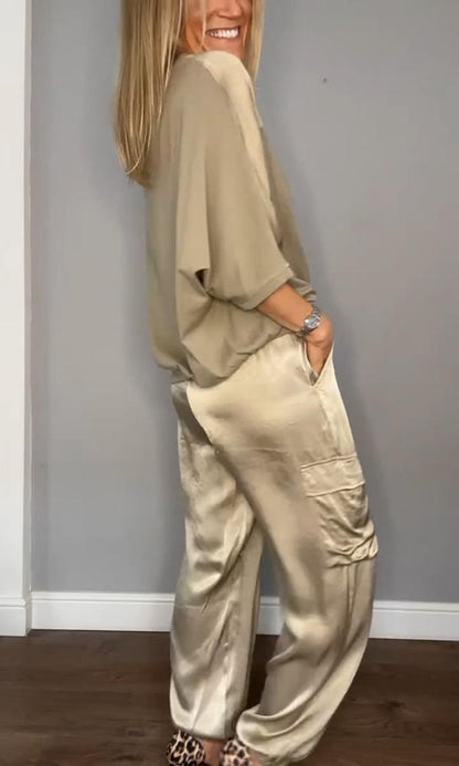 "Elegante zwarte dames set, inclusief blouse en rok, flatterende pasvorm met trendy design, perfect voor kantoor of uitje."