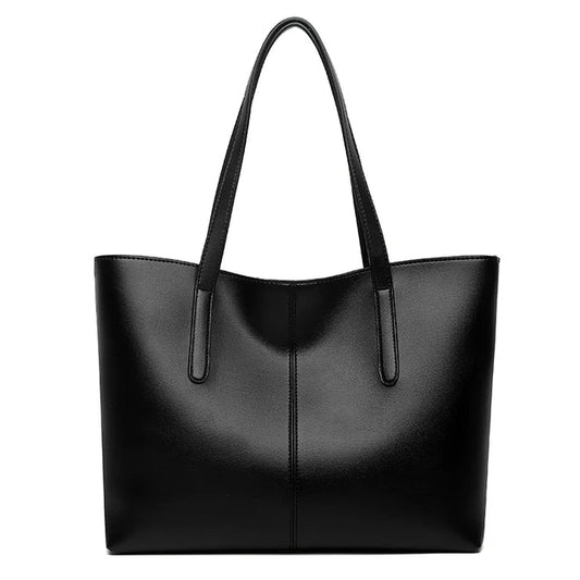 "Elegante, zwarte leren schoudertas voor dames met verstelbare riem en ruim interieur, ideaal voor elke gelegenheid."