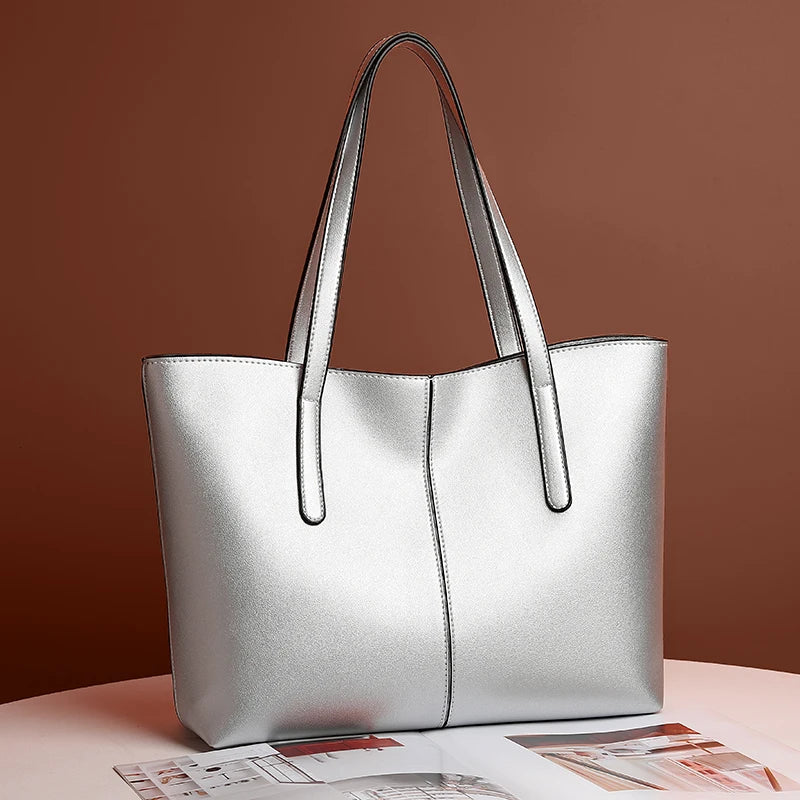 "Elegante, zwarte leren schoudertas voor dames met verstelbare riem en ruim interieur, ideaal voor elke gelegenheid."