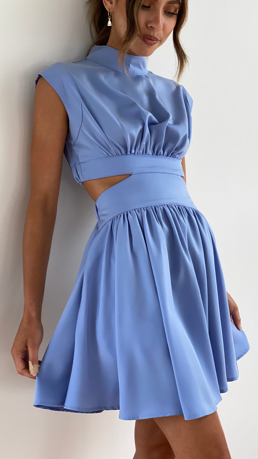 Elegante zwarte midi jurk met hoge halslijn en plooiende rok, perfecte outfit voor chique gelegenheden. Tijdloos vrouwenkledi