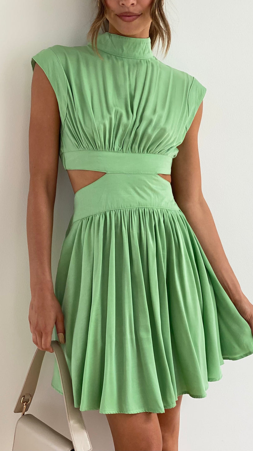 Elegante zwarte midi jurk met hoge halslijn en plooiende rok, perfecte outfit voor chique gelegenheden. Tijdloos vrouwenkledi