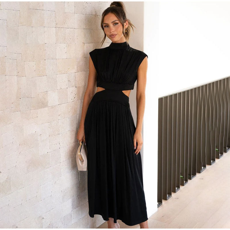 Elegante zwarte midi jurk met hoge halslijn en plooiende rok, perfecte outfit voor chique gelegenheden. Tijdloos vrouwenkledi