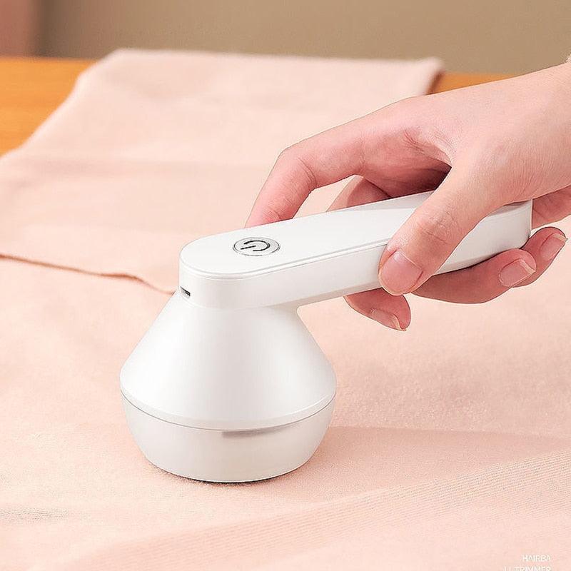 "Elektrische draagbare pluizenverwijderaar, compact design, ideaal voor kleding en meubels, veilig en eenvoudig in gebruik."