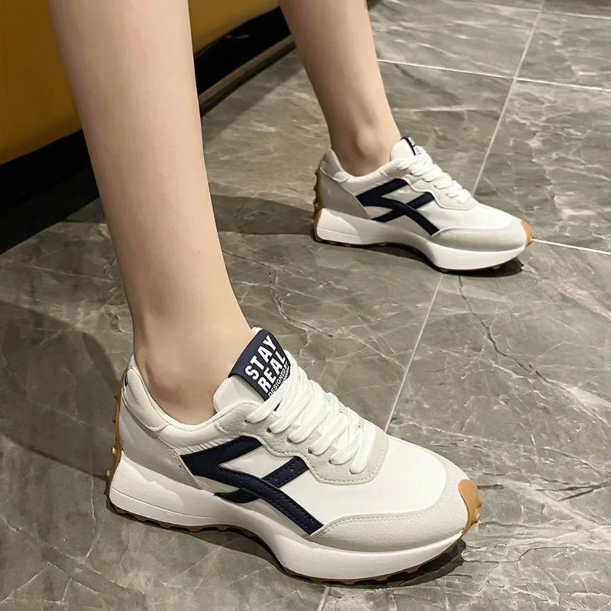 "Elena orthopedische sneakers voor dames, ademend textiel met antislipzool, stijlvol design in meerdere kleuren."