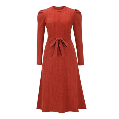 "Eloisa gebreide jurk in rood, lange mouwen, winter elegantie, afslankende pasvorm, warme zachte stof, dameskleding."