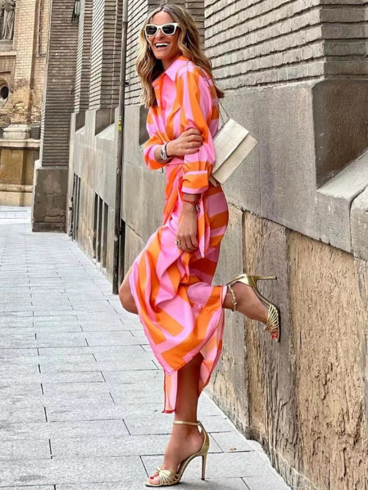 "Elouise wikkel zomerjurk met kraag, elegant en stijlvol design. Accentuert de taille, ideaal voor elke gelegenheid."