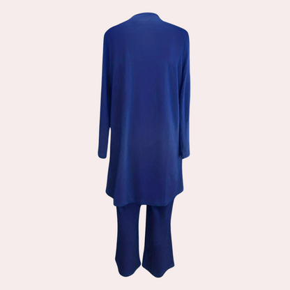 "Emma zomerset blauw, driedelig dameskleding: top, broek, vest. Elegant en casual voor zomerse dagen."