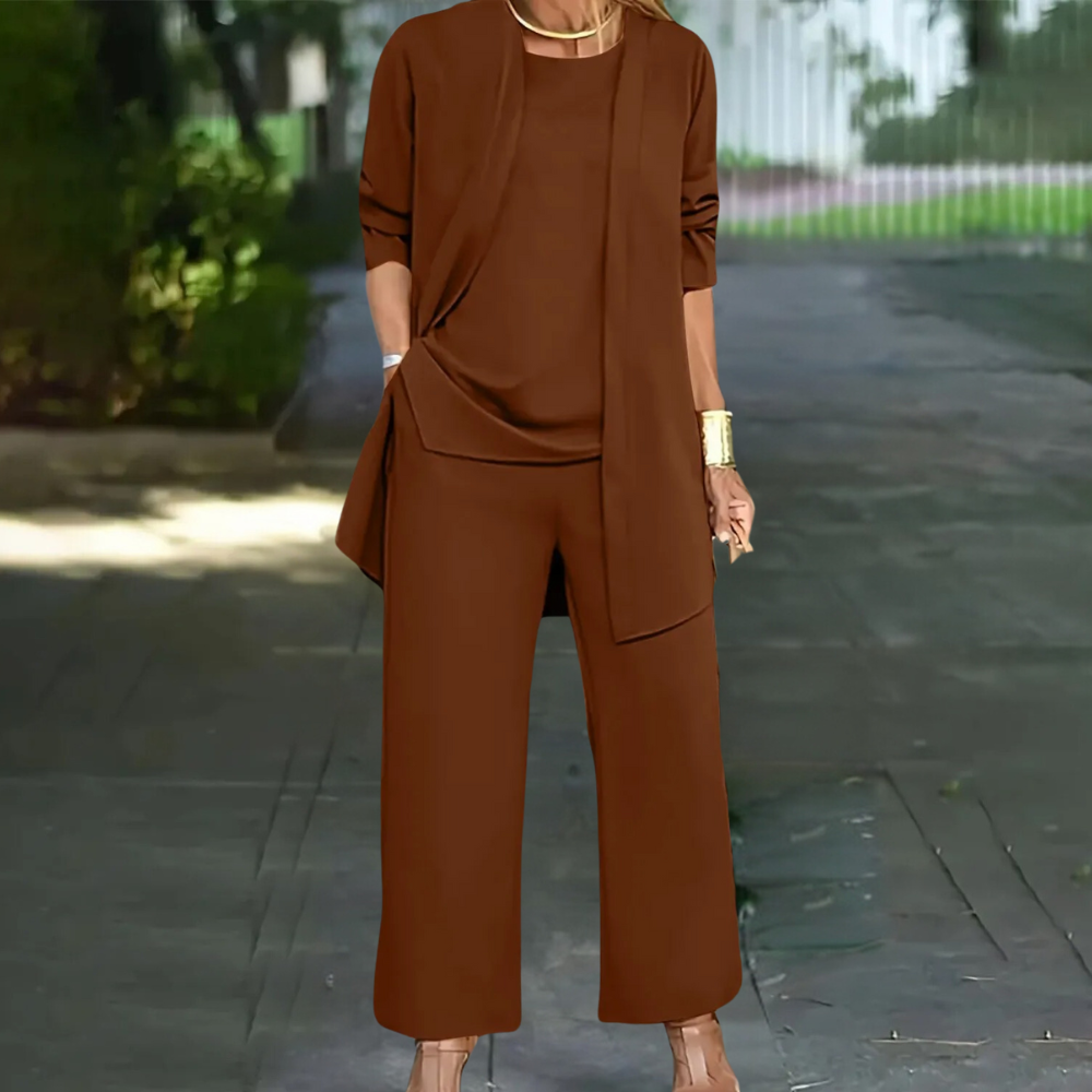 "Emma zomerset blauw, driedelig dameskleding: top, broek, vest. Elegant en casual voor zomerse dagen."
