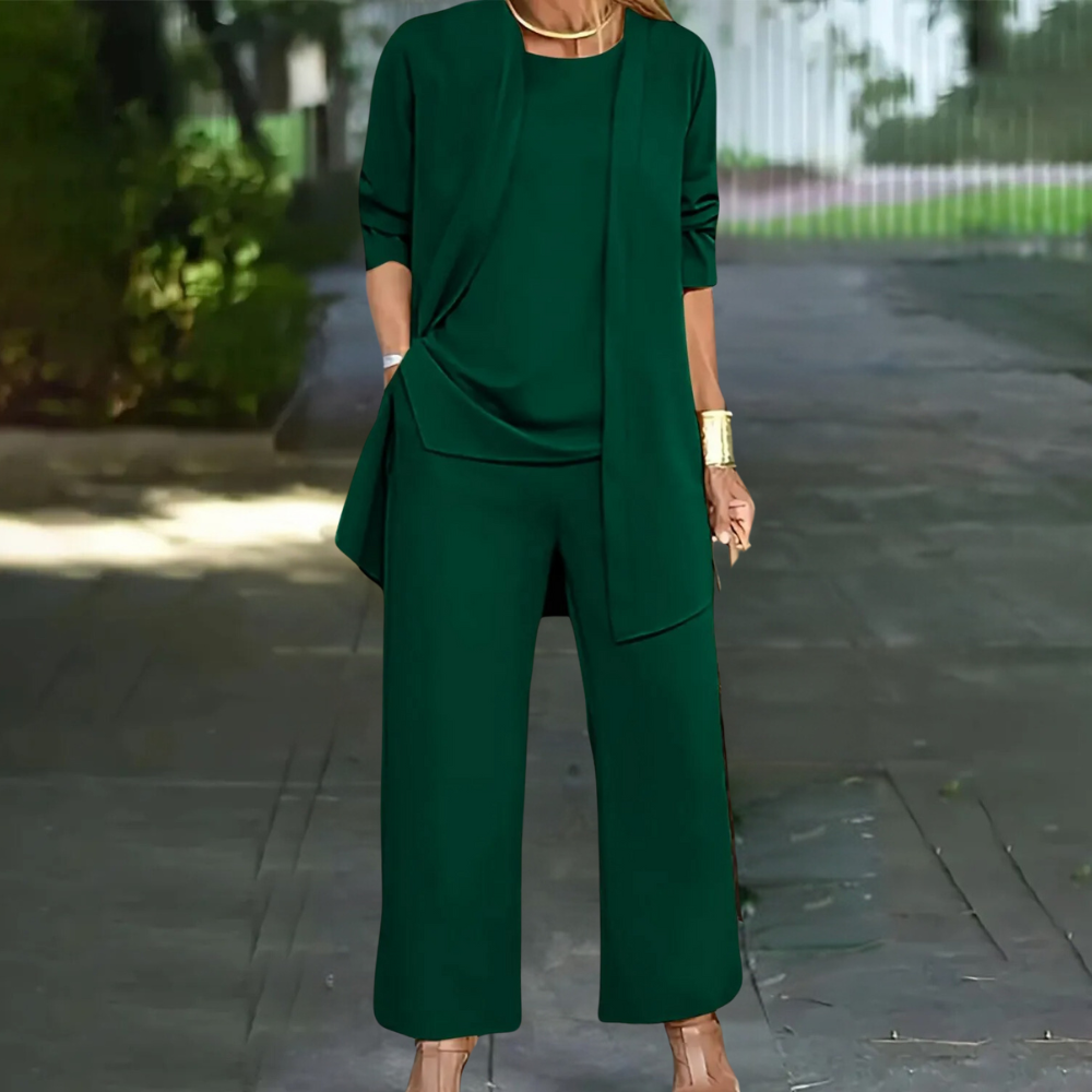 "Emma zomerset blauw, driedelig dameskleding: top, broek, vest. Elegant en casual voor zomerse dagen."