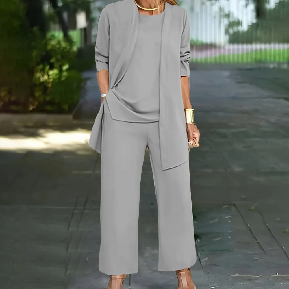 "Emma zomerset blauw, driedelig dameskleding: top, broek, vest. Elegant en casual voor zomerse dagen."