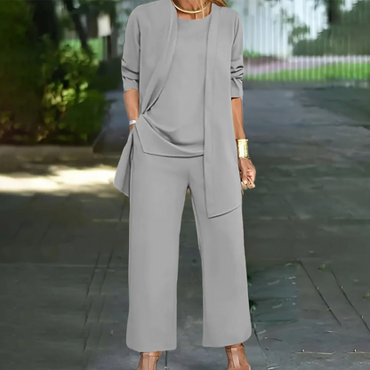 "Emma zomerset blauw, driedelig dameskleding: top, broek, vest. Elegant en casual voor zomerse dagen."